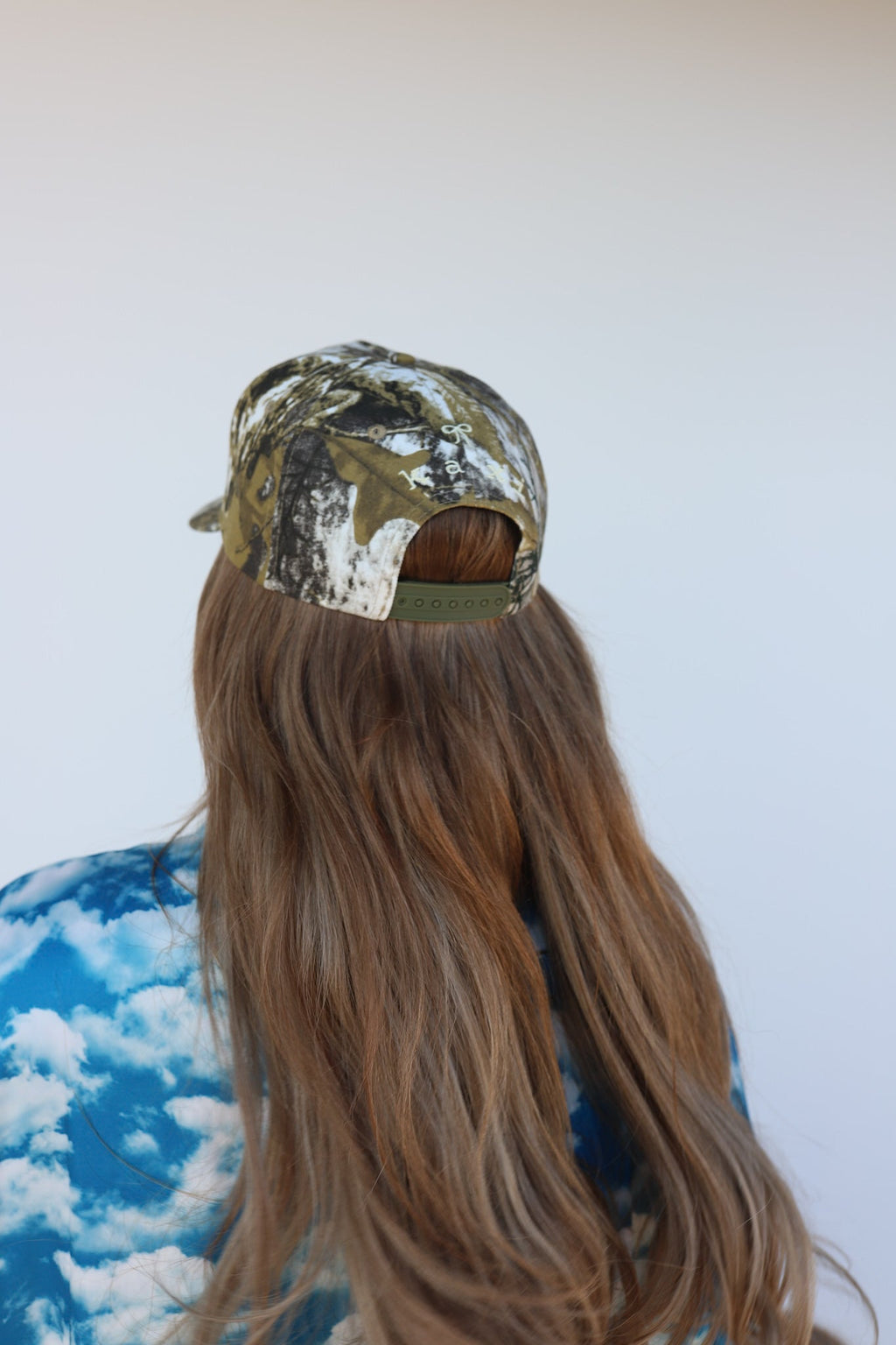 CAMO BOW TRUCKER HAT