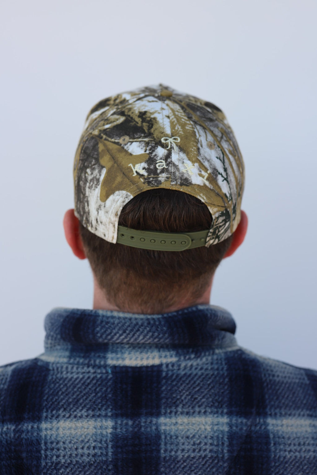 CAMO BOW TRUCKER HAT