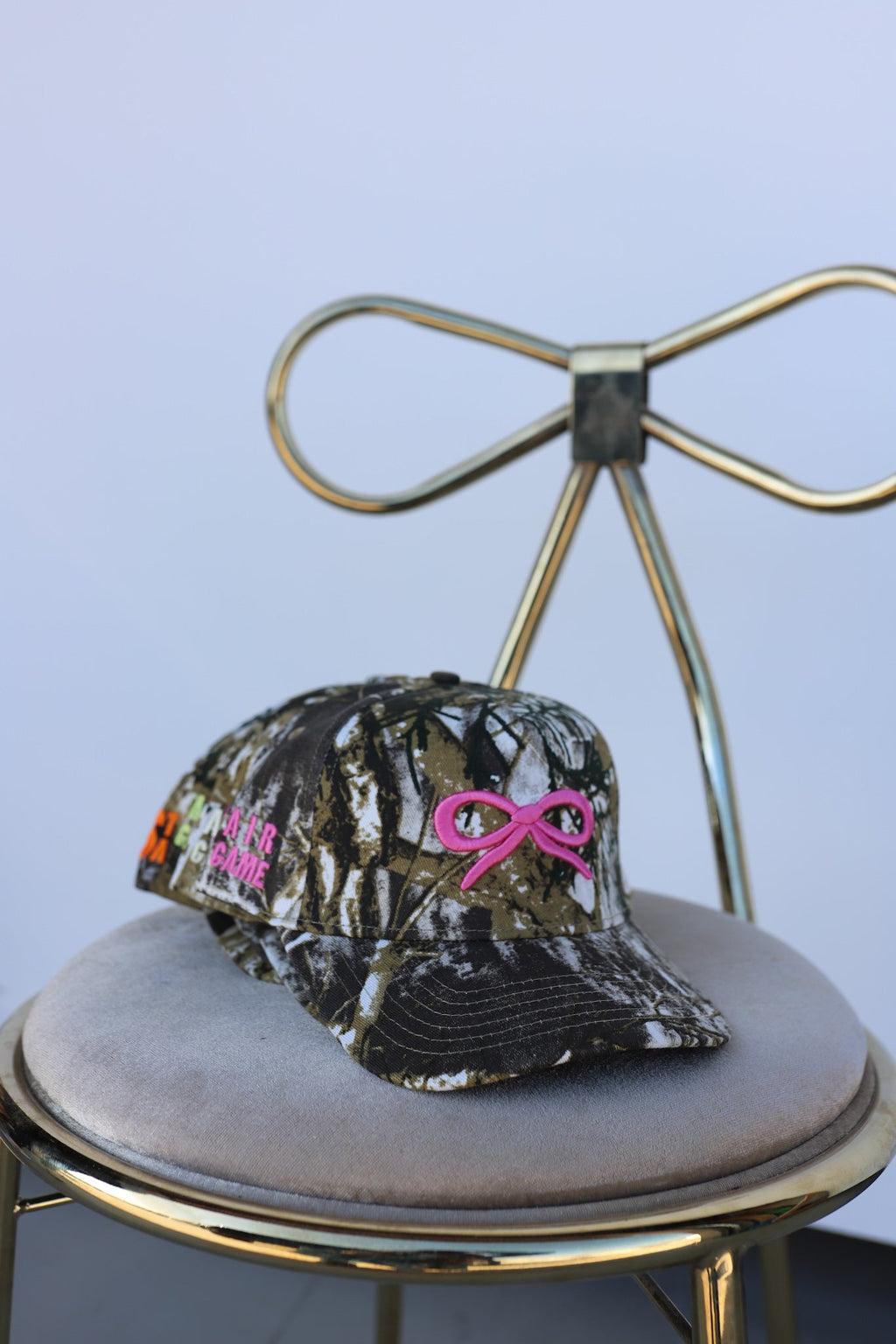 CAMO BOW TRUCKER HAT