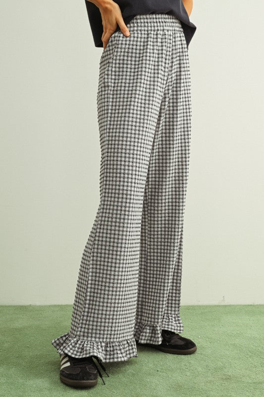 Crinkled Gingham Printed Pants With Ruffle Hem: Black