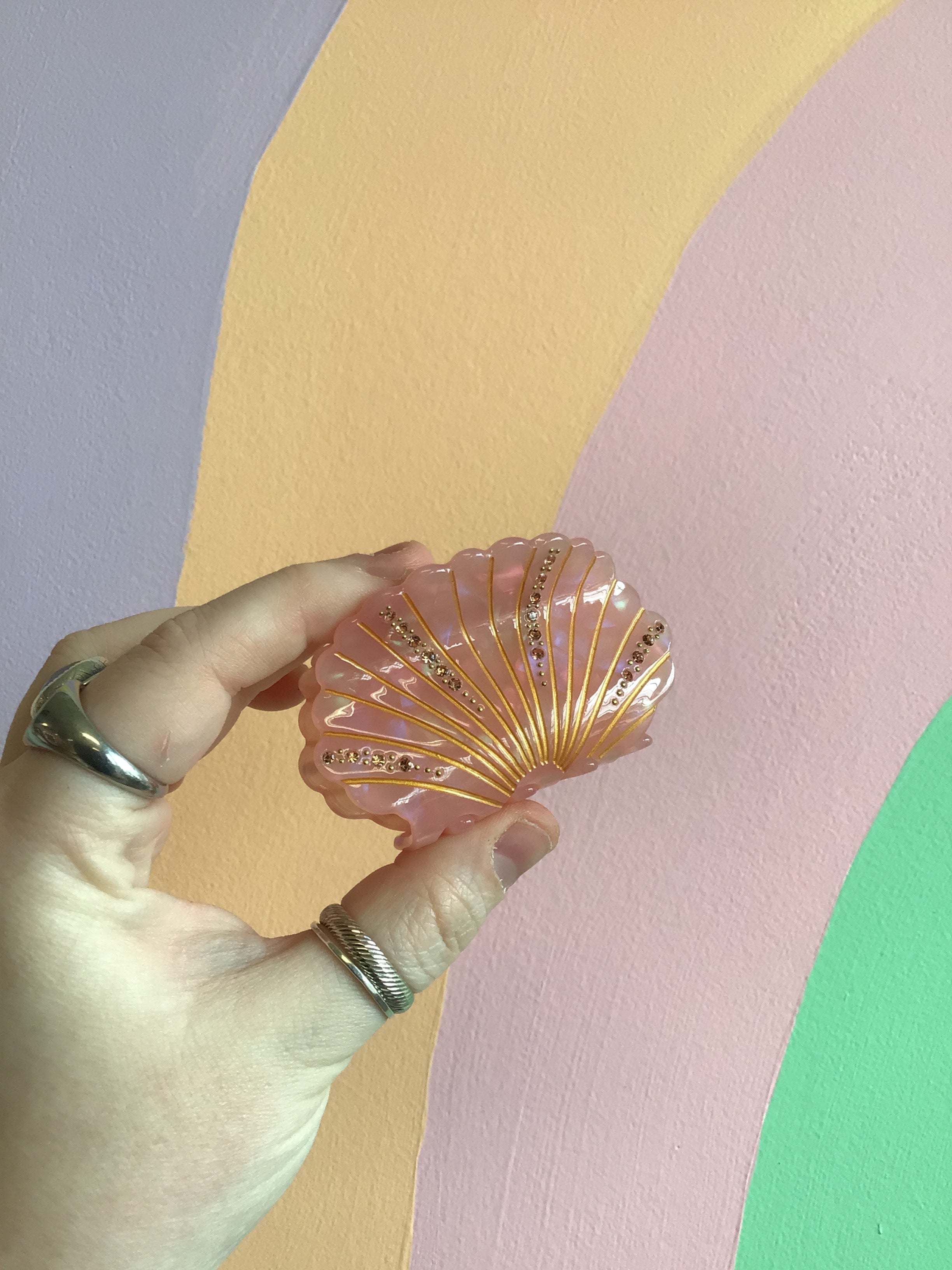 Shell Hair Claw