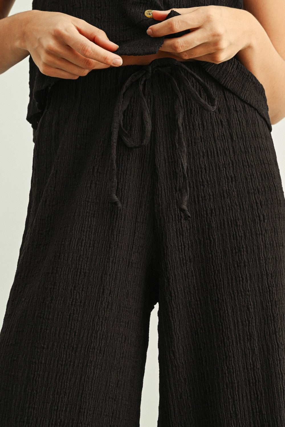 Crinkled Fabric Elastic Waist Pants | Black