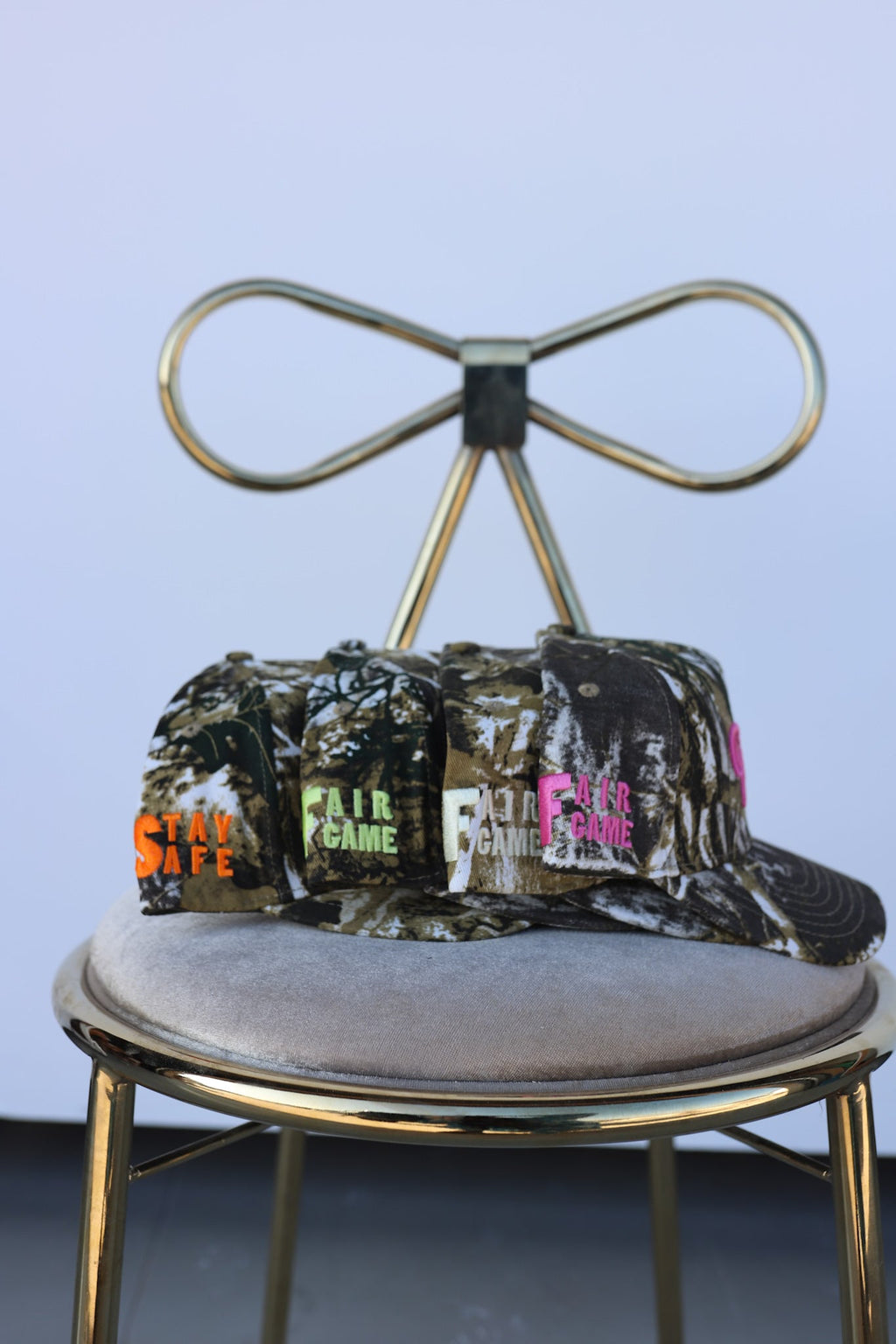 CAMO BOW TRUCKER HAT