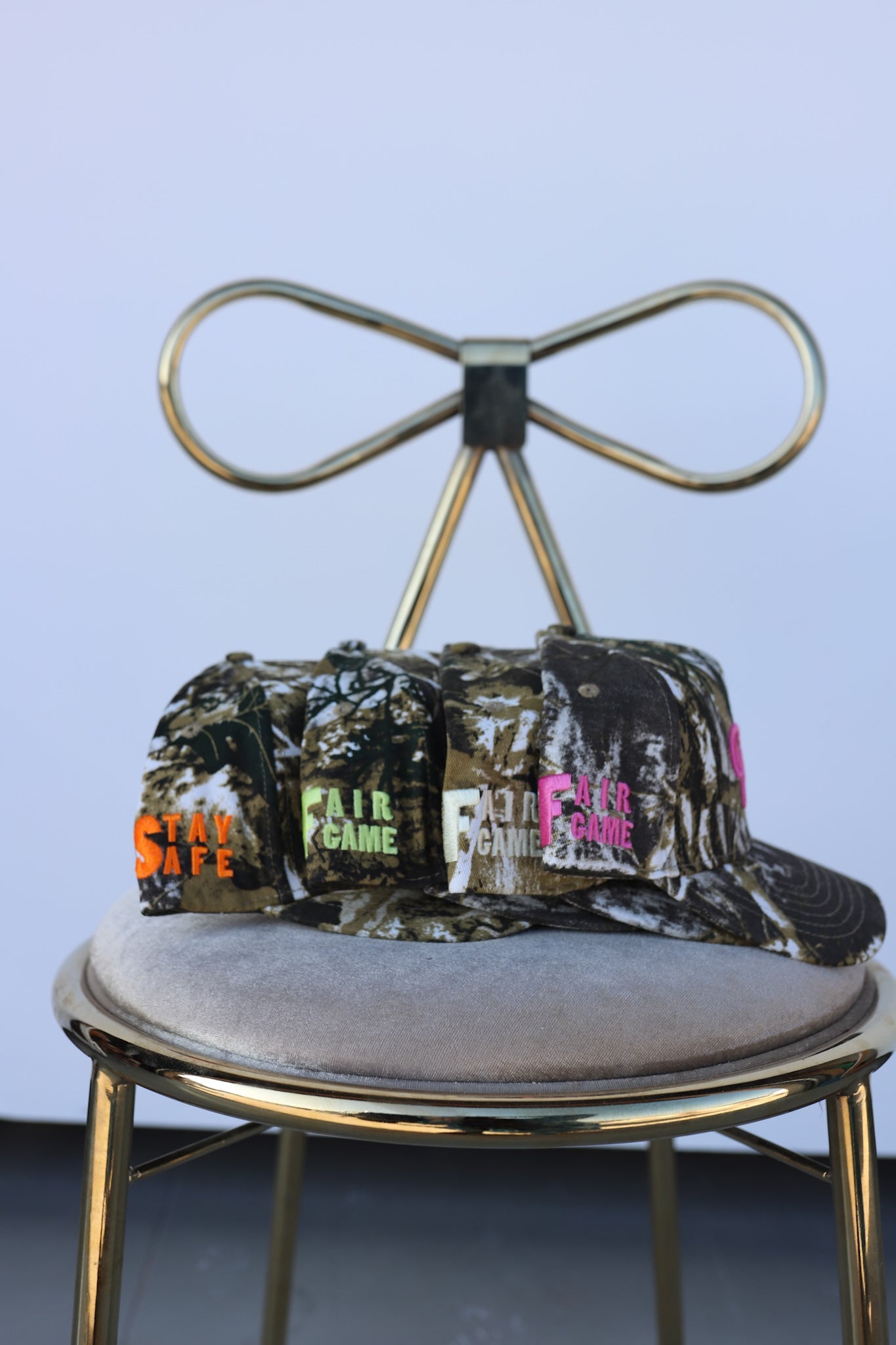 CAMO BOW TRUCKER HAT