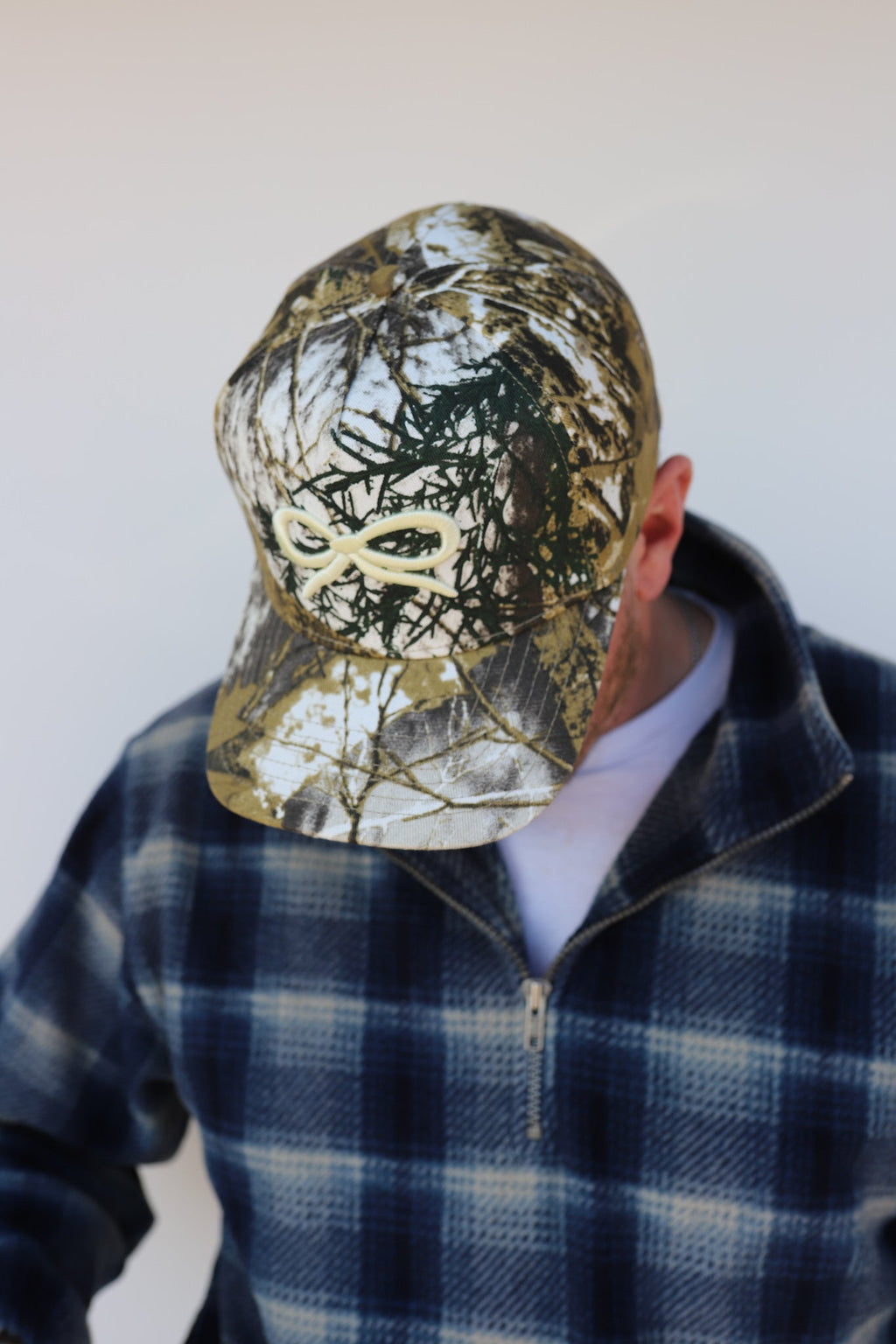 CAMO BOW TRUCKER HAT