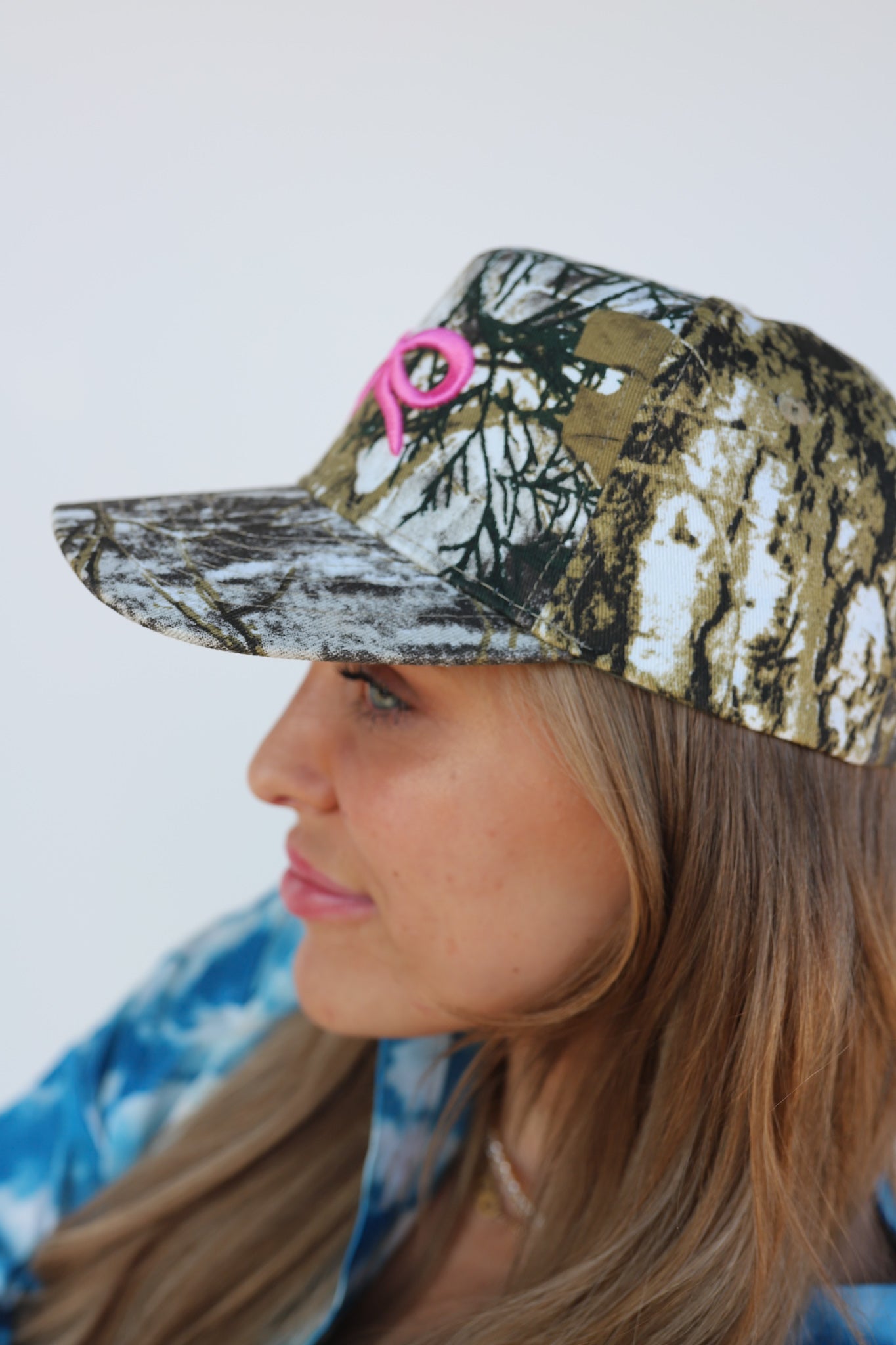 CAMO BOW TRUCKER HAT