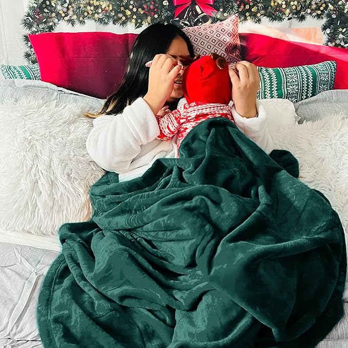 Bedsure Fleece Blankets Queen Size Emerald Green - Bed Blanket Soft Lightweight Plush Fuzzy Cozy Luxury Microfiber, 90x90 inches
