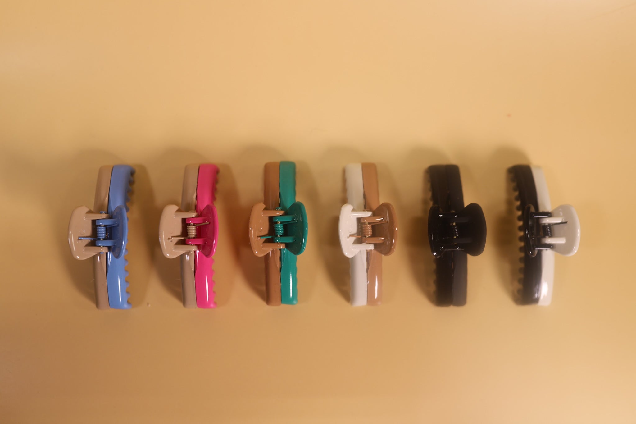 TWO TONED SHINY MINI HOLD EVERYTHING CLAW