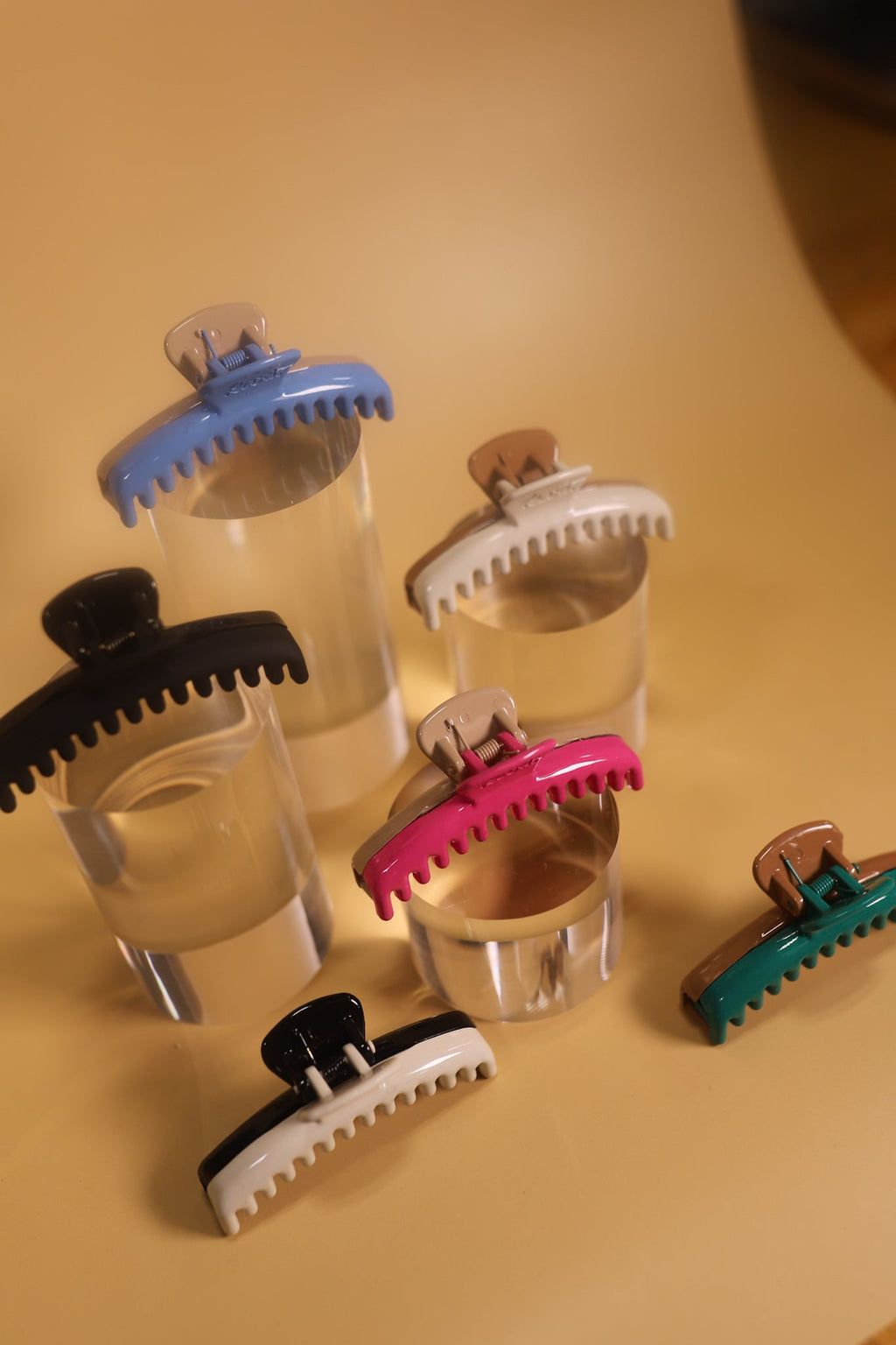 TWO TONED SHINY MINI HOLD EVERYTHING CLAW