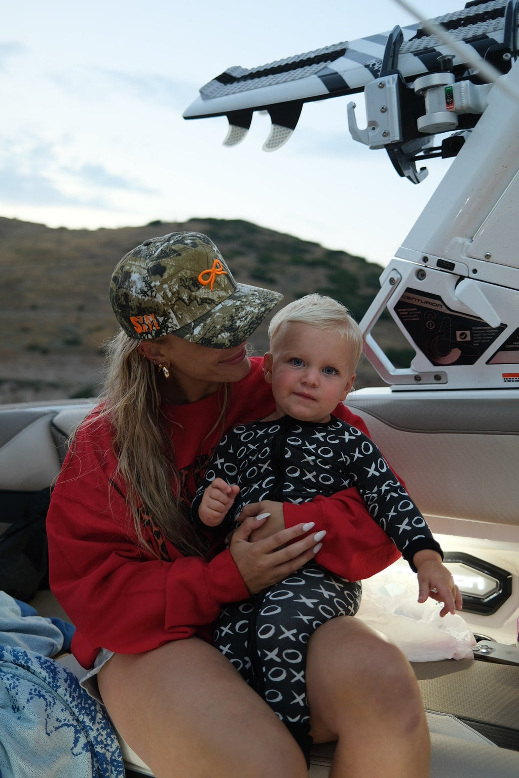 CAMO BOW TRUCKER HAT