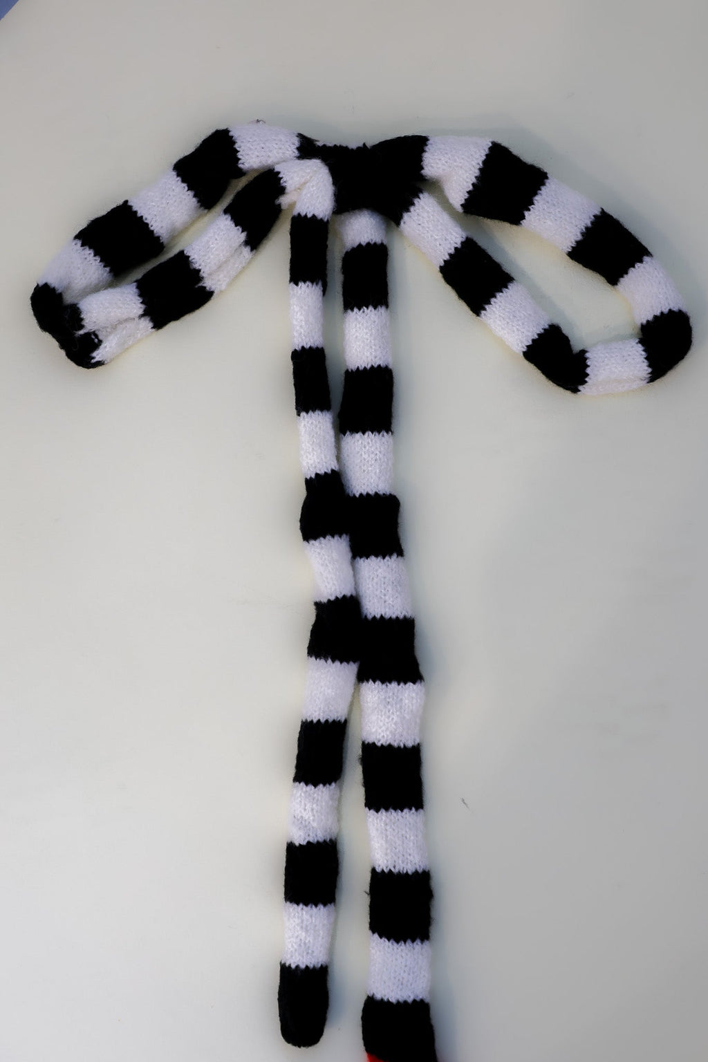 B&W KNIT BOW
