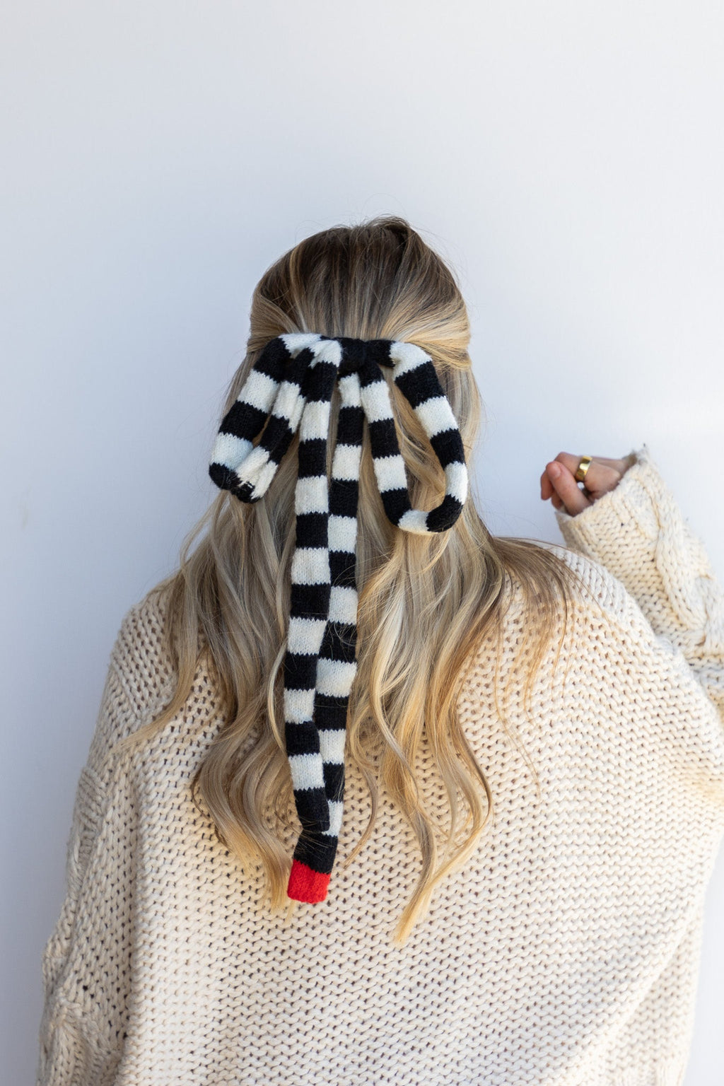 B&W KNIT BOW