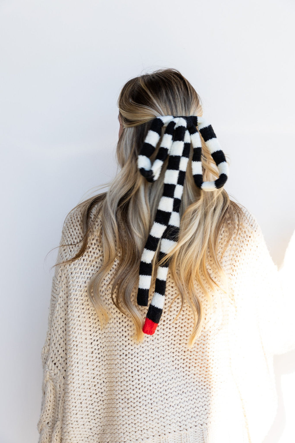 B&W KNIT BOW