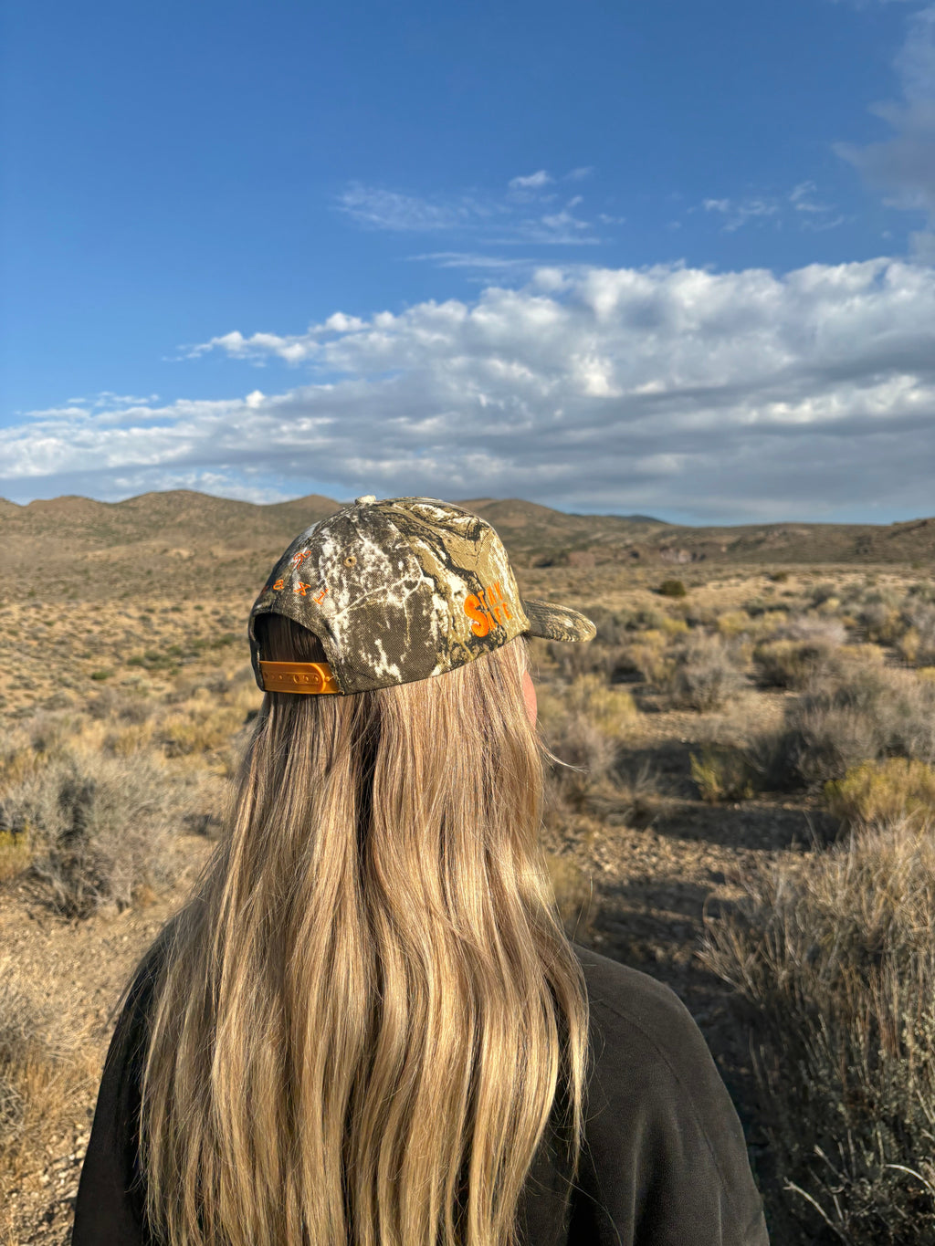CAMO BOW TRUCKER HAT