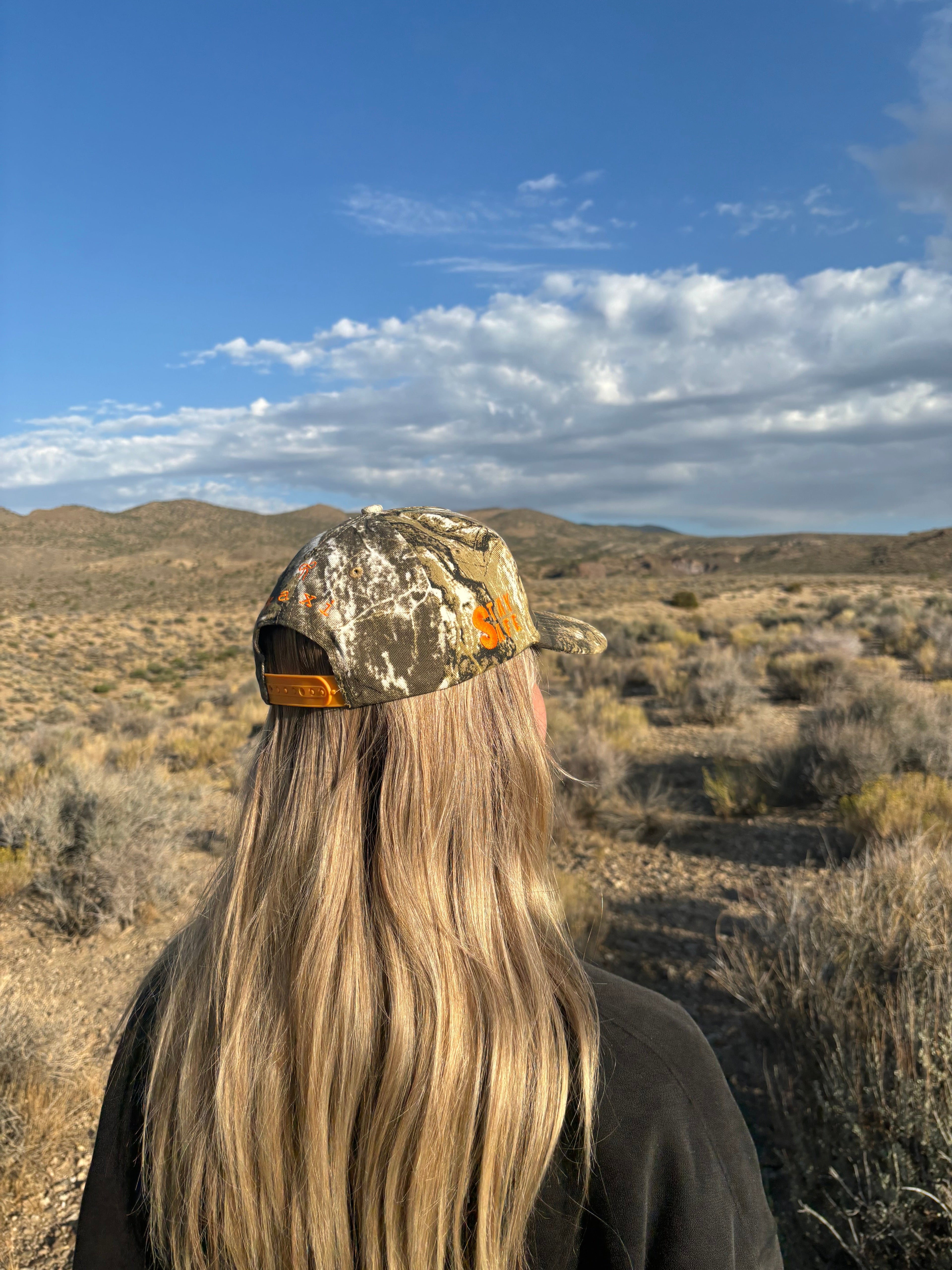 CAMO BOW TRUCKER HAT