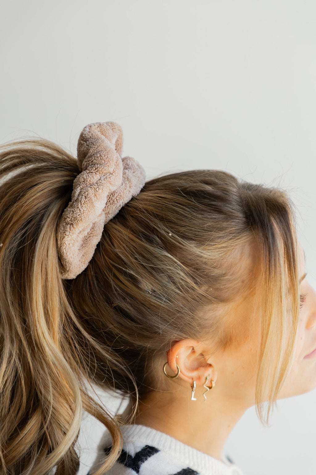 OVERSIZED TOWEL SCRUNCHIES