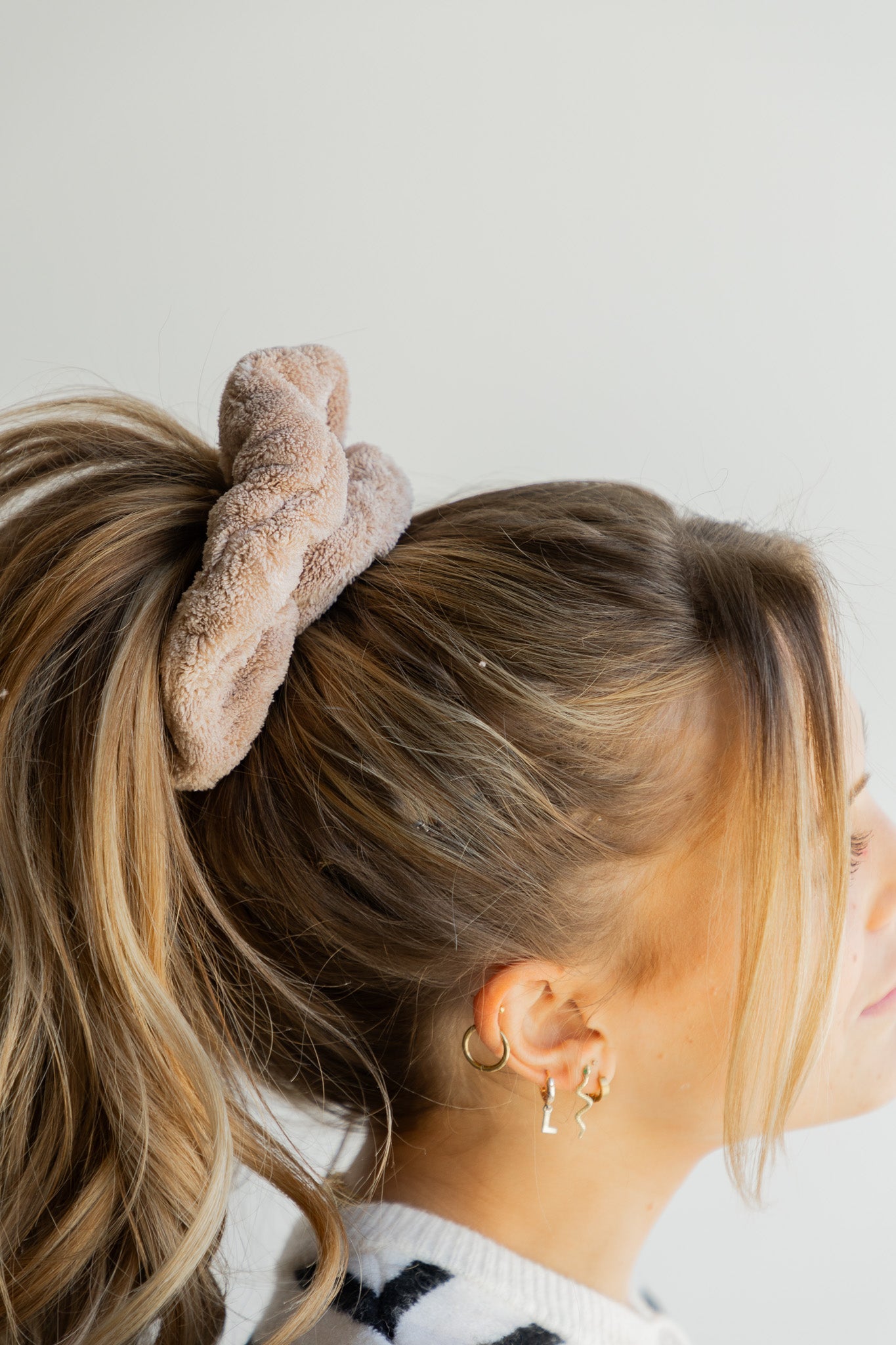 OVERSIZED TOWEL SCRUNCHIES
