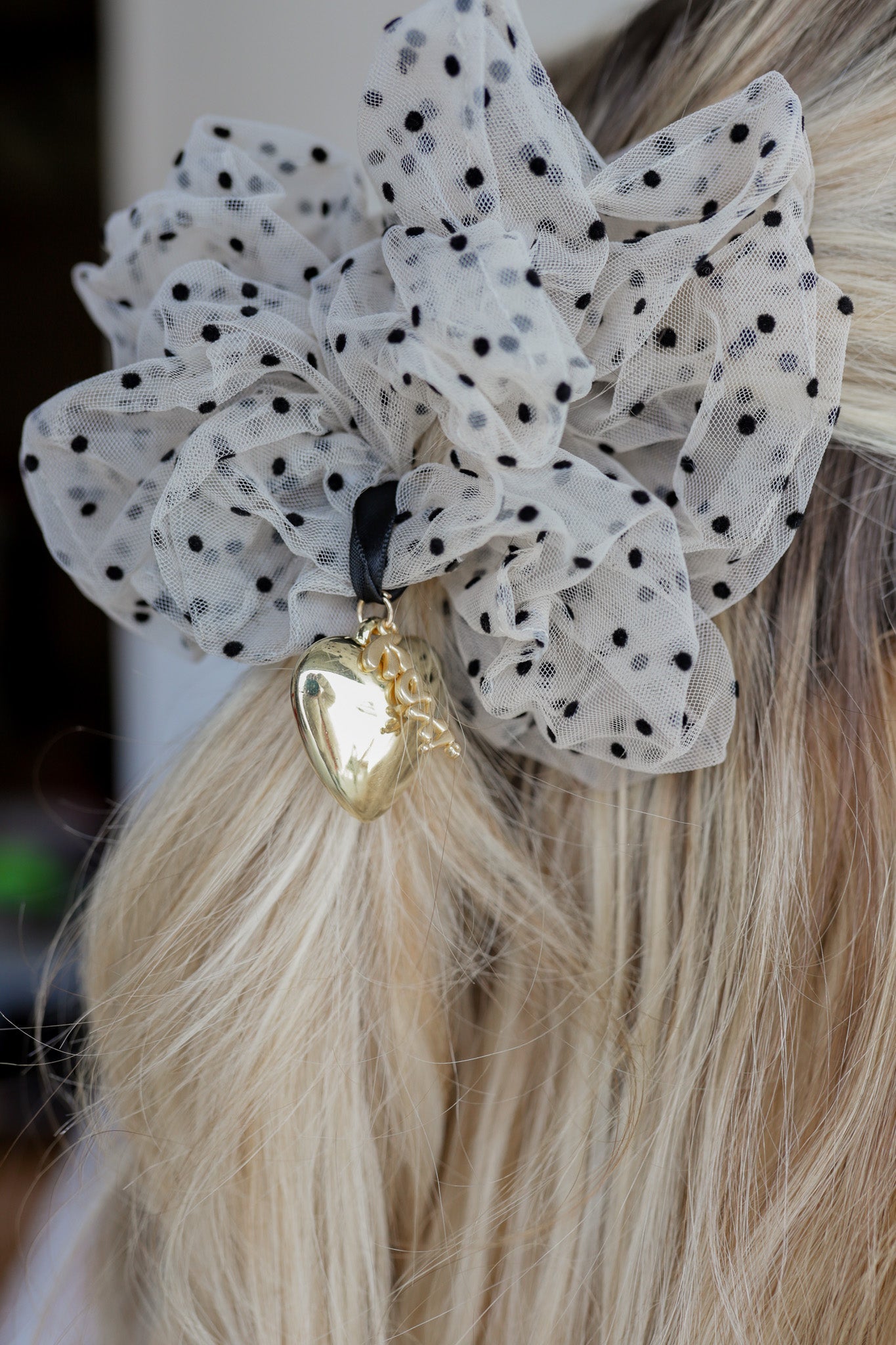 HEART CHARM SCRUNCHIE ( 2 COLORS )