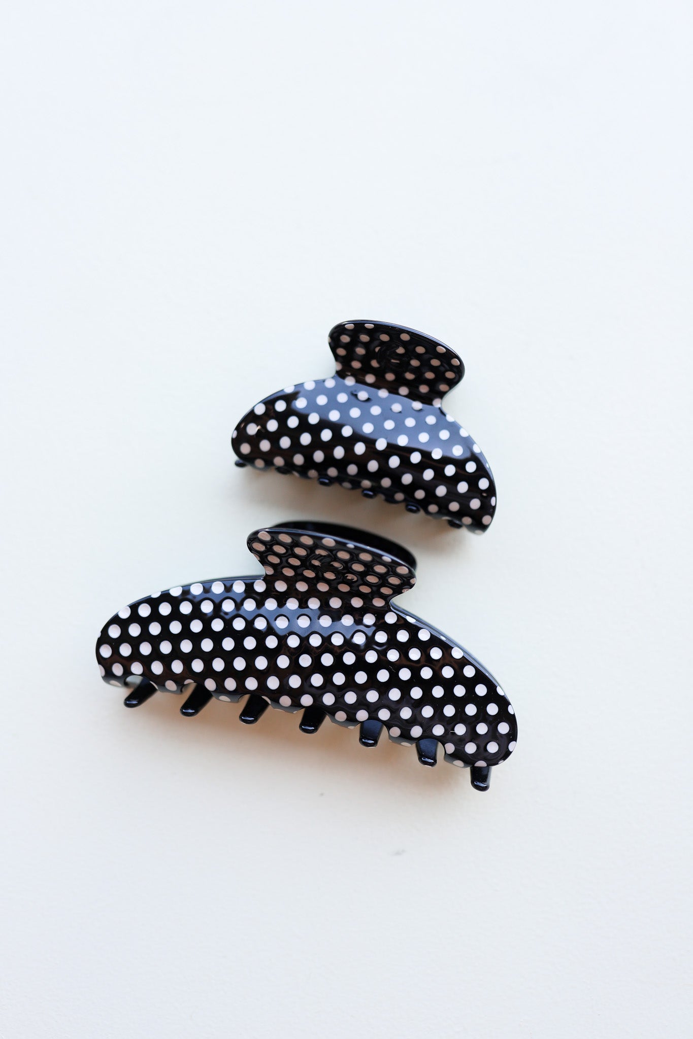 BLACK & WHITE POLKA DOT CLAW