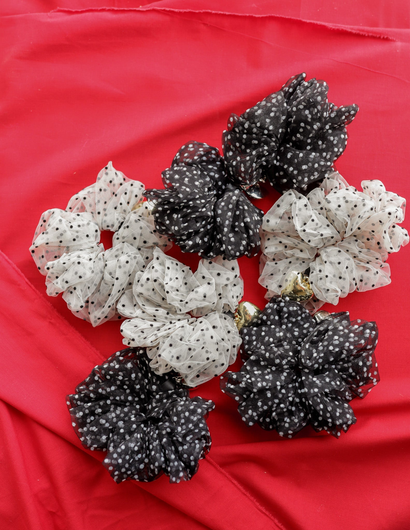HEART CHARM SCRUNCHIE ( 2 COLORS )