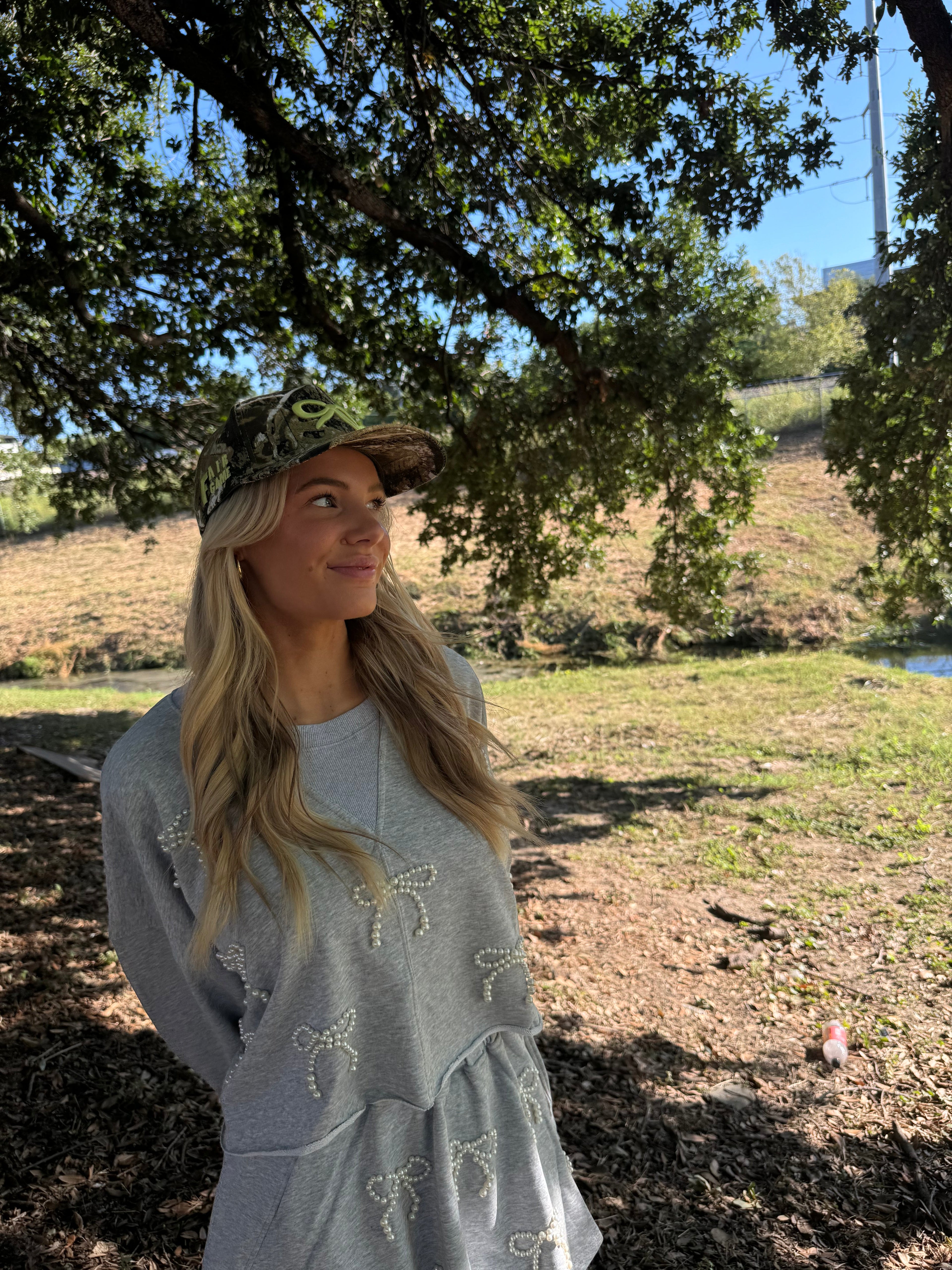 CAMO BOW TRUCKER HAT