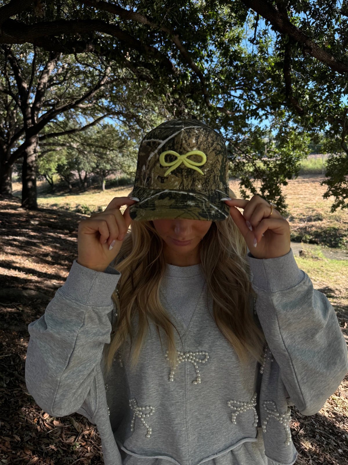 CAMO BOW TRUCKER HAT