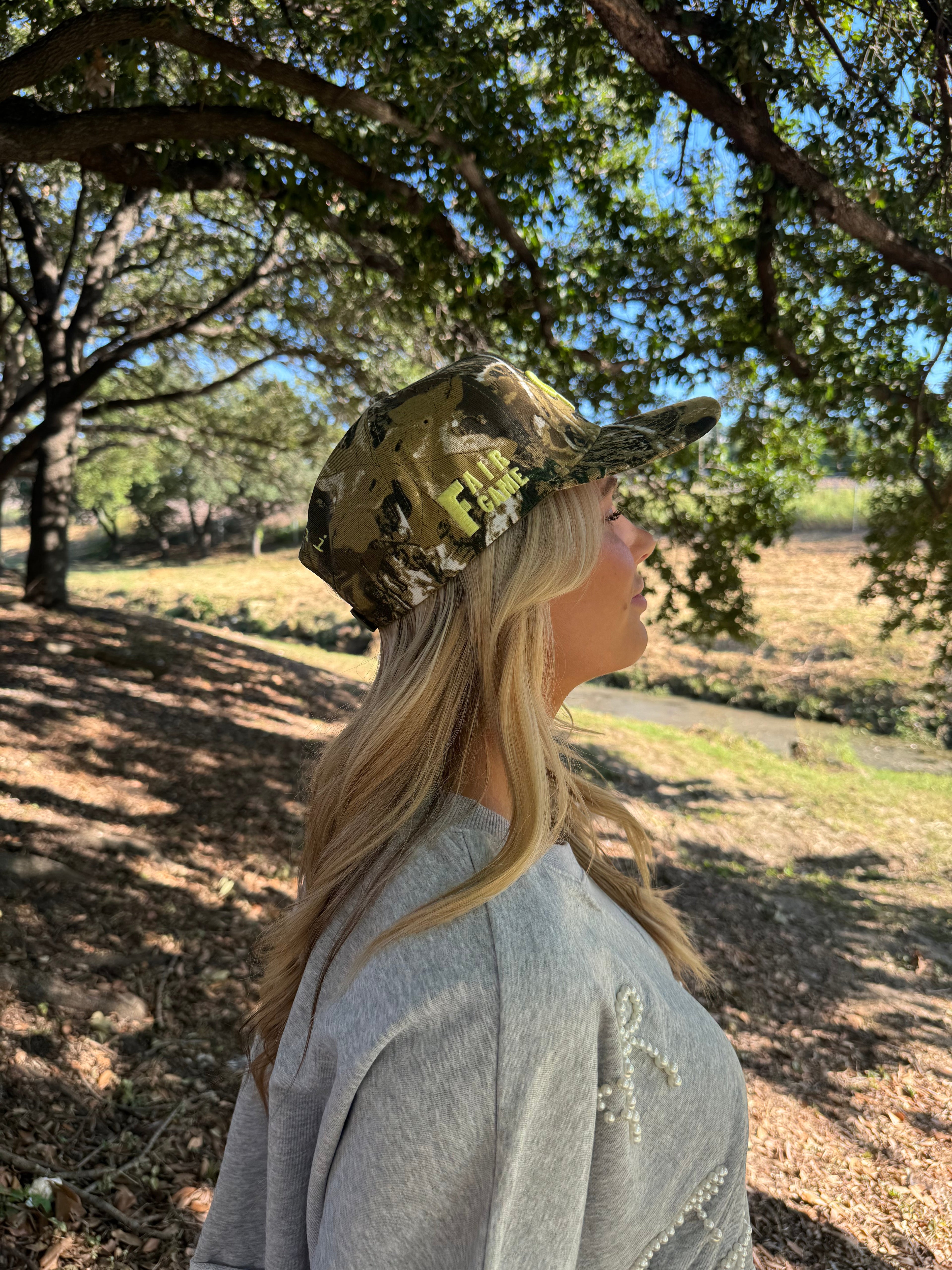 CAMO BOW TRUCKER HAT