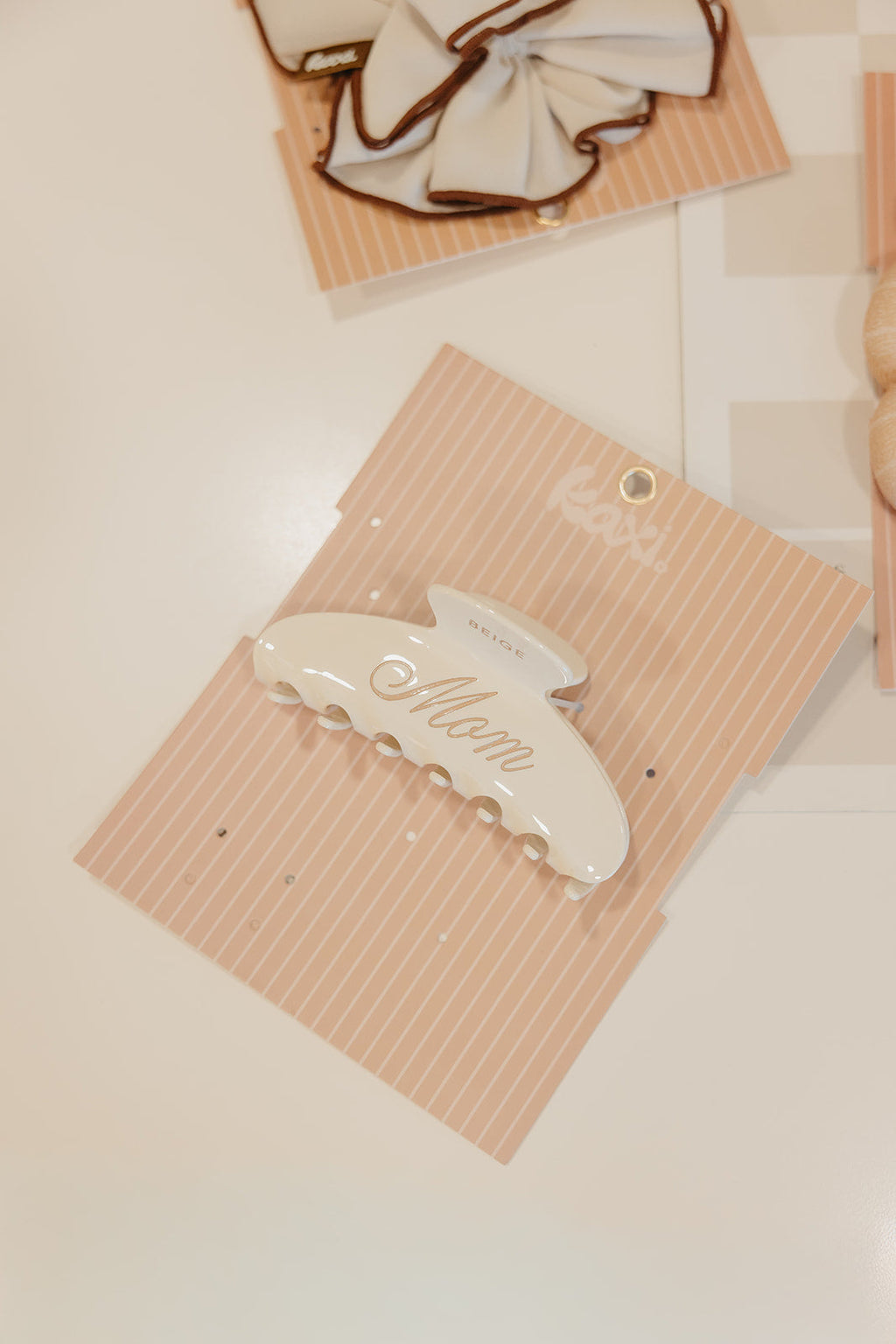 BEIGE MOM OVERSIZED CLAW