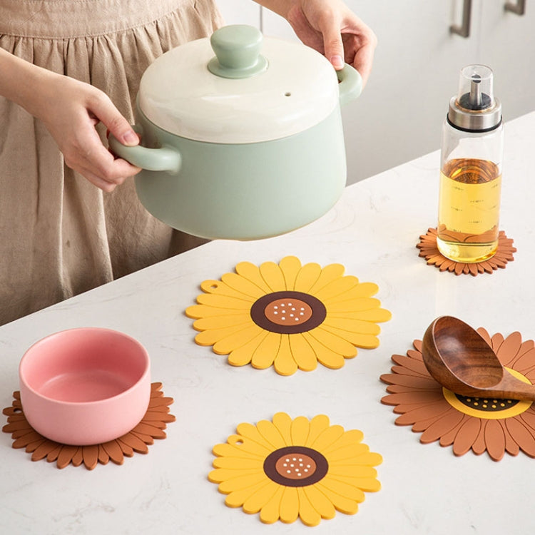 Silicone Heat Insulation Table Mat Anti-scald Placemat Heat-resistant Pot Pad Coaster, Size: Small(Brown)