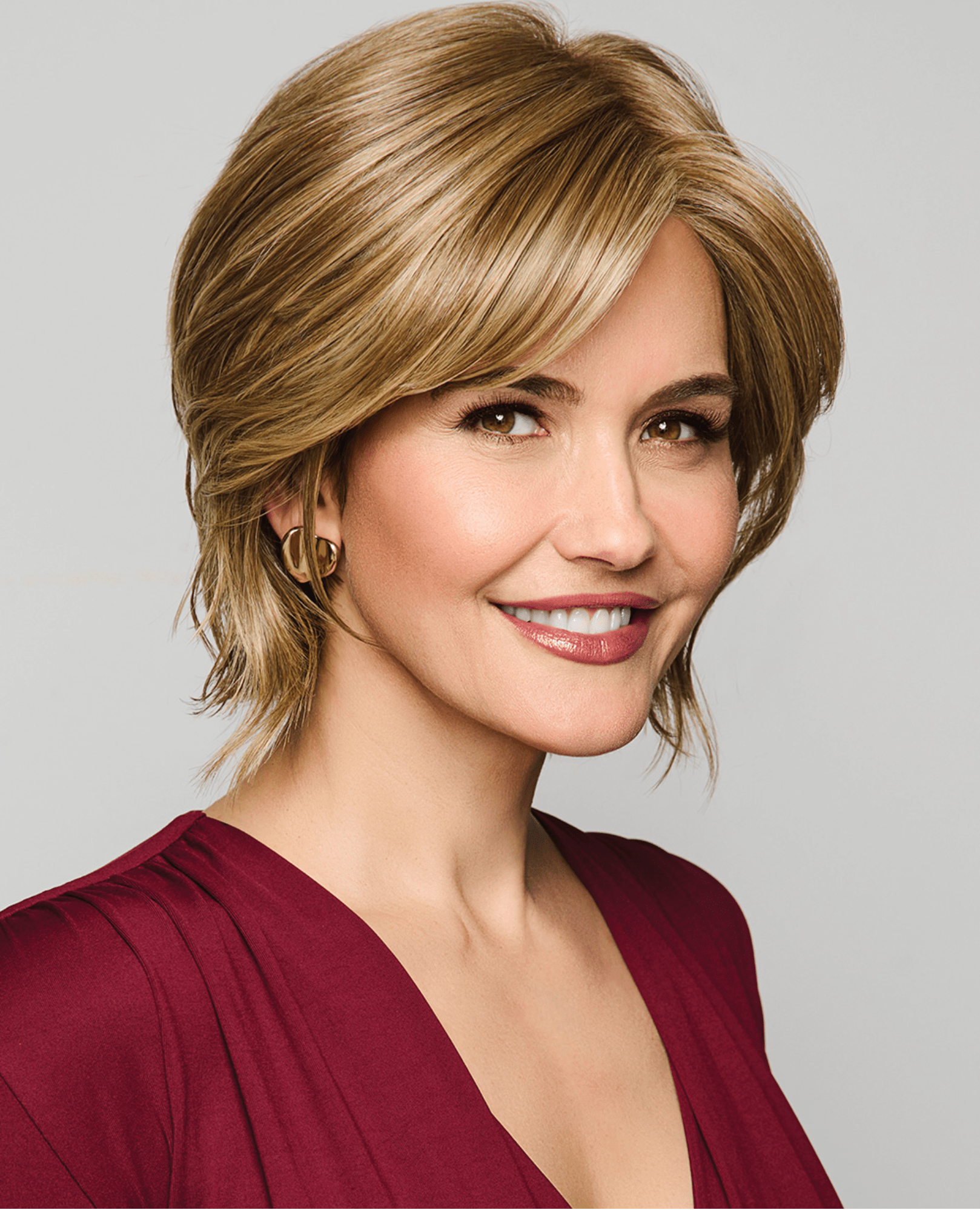 Raquel Welch Main Character Chin-Length Bob Wig, Average Cap, SS19/23 Biscuit